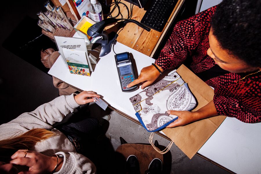 Kobieta płacąca kartą za torebkę