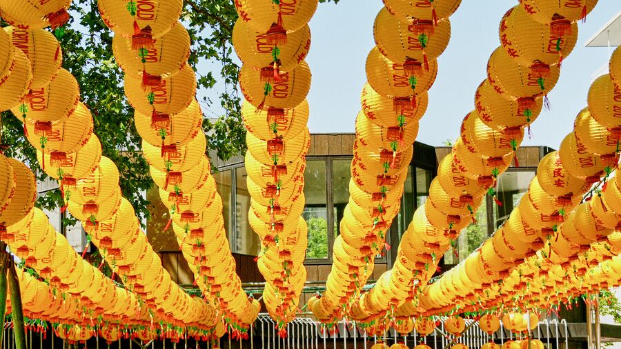 Szereg chińskich lampionów